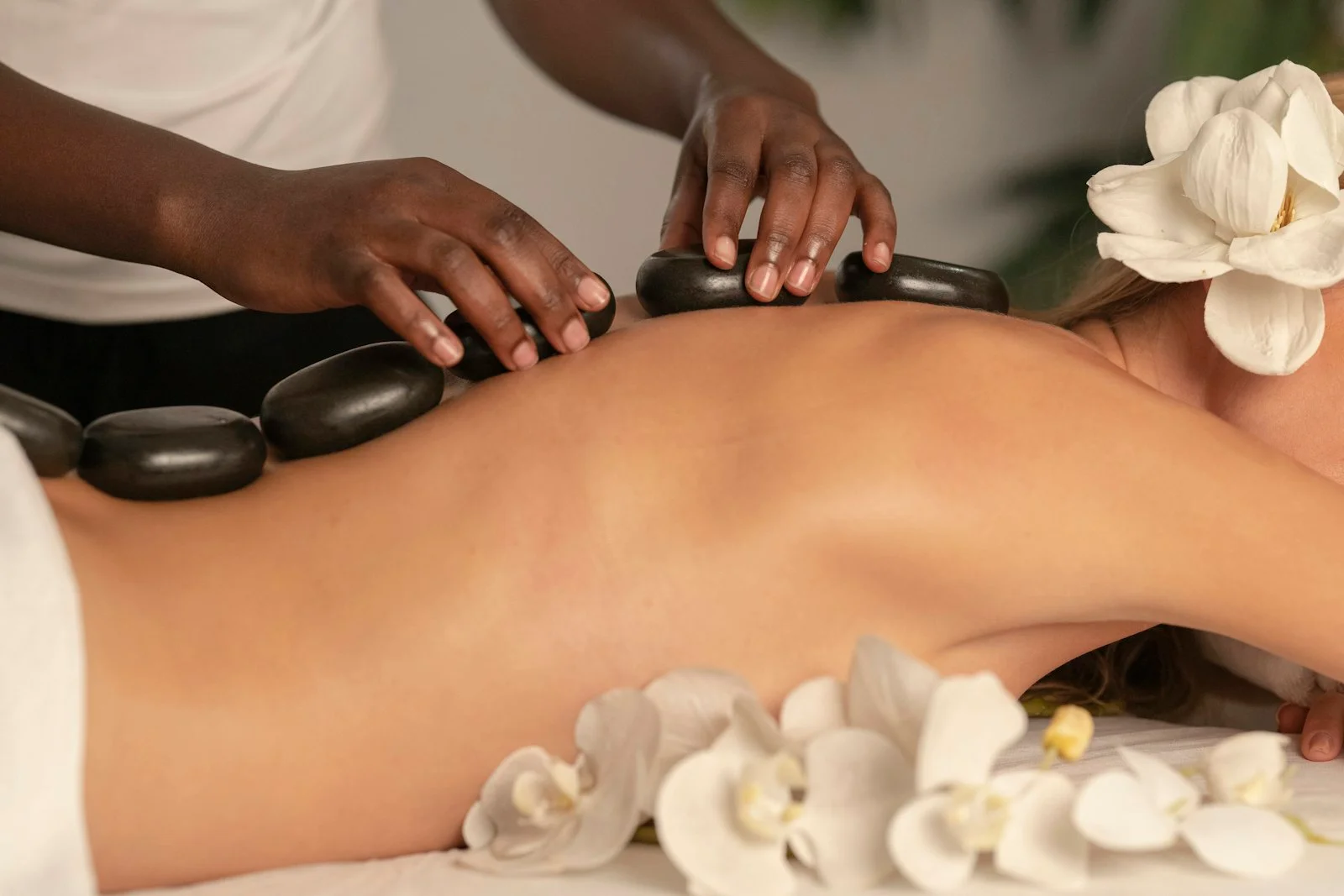 Pierres de massage lisses sur le dos — silhouette ronde et douce
